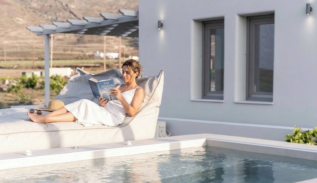 Private Jacuzzi Villa w/sunset view 6' from sea in OÃ­a