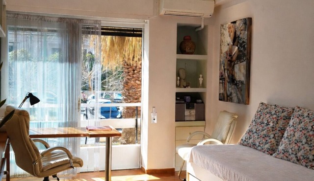 Quiet and bright - an authentic apartment near the Hilton in Athina