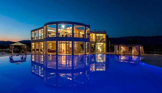 R 1468 Paralia Villa with Jacuzzi, Infinity pool & Complimentary bottle of wine upon arrival. in Nafplio