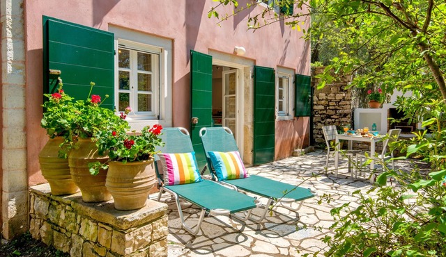 Romantic studio in private olive grove & garden. 5 min walk to beach and village in Lakka