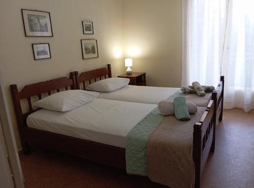 ROOM 2 single beds 5' from metro in Athens