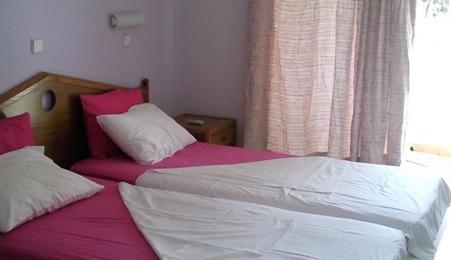 Room in Studio - Rustic and Spacious Studio by the Beach