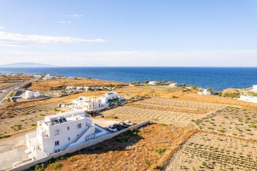 Santorini's Welcoming Getaway - Blissful & Homely
