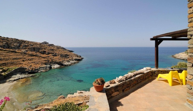 Seafront Luxury, quiet apt, on sea - private beach in Kea