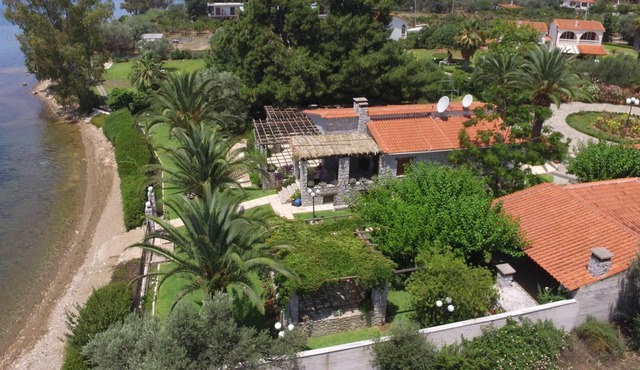 Seafront Luxury Villa w/3-en/suite BR & BBQ in Eretria