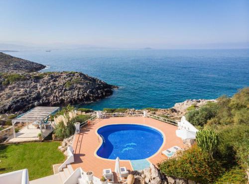 Seafront Villa Shore, Sea & Sun Villas in Chorafakia