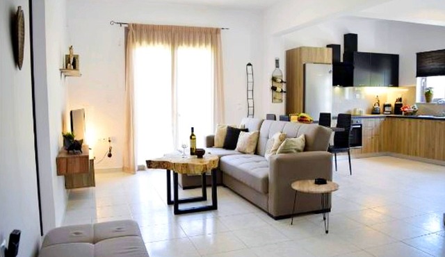 SEARIVER APARTMENT-CH,2 bdr, on the beach,sleeps 6 in Chania