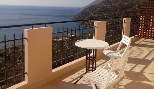 Seaview Studio, 3 pers. panoramic seaview in beautiful setting, west from Chania in Voukolies