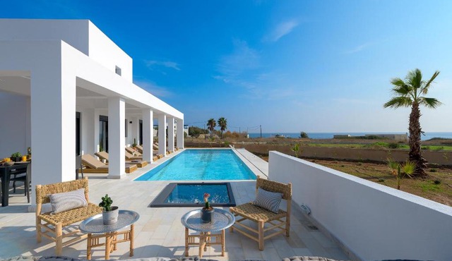 Seawater Villa - Luxury Pool Retreat - 150m Beach