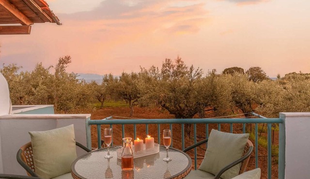 Secret Summer Retreat - Perfect location & BBQ