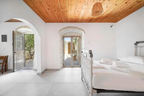 Serenity Courtyard village apartment in Kousés
