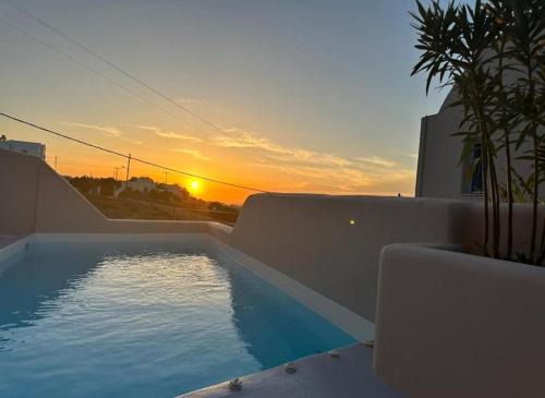 Signature Santorini Villa 2 Bedroom Villa Private Jetted Pool & Beautiful
