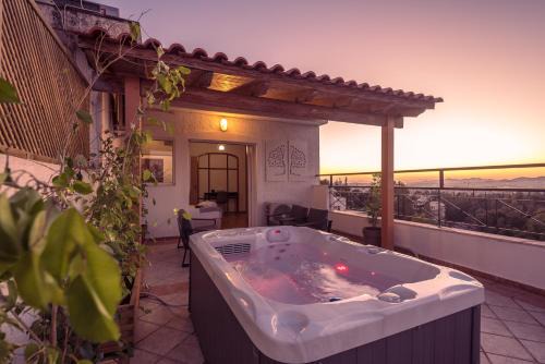Sky Penthouse with Jacuzzi in Athens