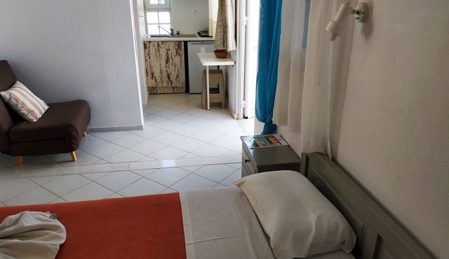Small studio with a large veranta in Agia Pelagia