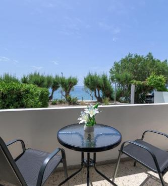 Sole e Mare A2 Beachfront Sea View Apartment in Koutsourás