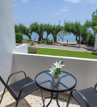 Sole e Mare A3 Beachfront Sea View Apartment in Koutsourás