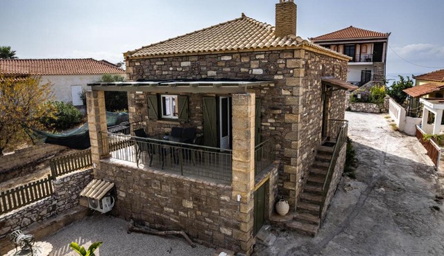 Stone House Bourgos in Koroni