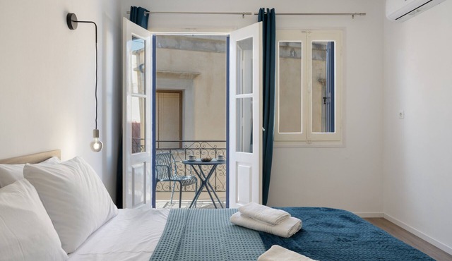 Studio '10' with Private Balcony, Kitchenette, Wi-Fi and Air Conditioning