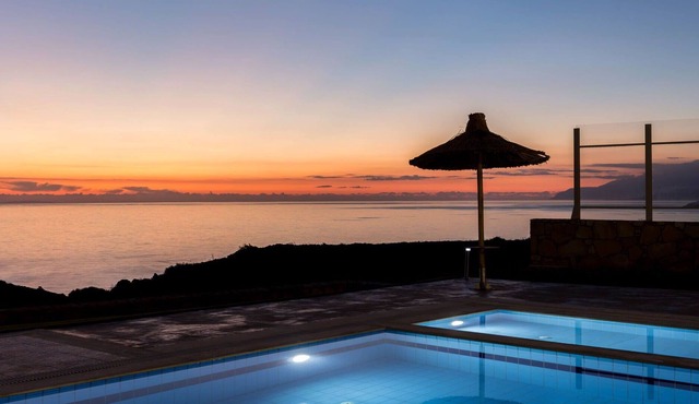 Stunning private villa with A/C, private pool, WIFI, TV, balcony, panoramic view and parking in Tríopetra