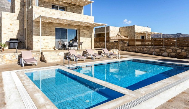 Stunning private villa for 8 people with A/C, WIFI, private pool, TV, patio and parking in Tríopetra