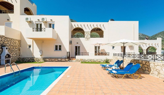 Stunning private villa with WIFI, A/C, private pool, TV, terrace, panoramic view and parking in Chárakas