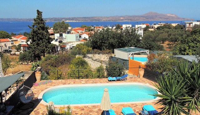 Stylish 3 bedroom villa, private pool, sea views, walk to tavernas and beach. in Plaka