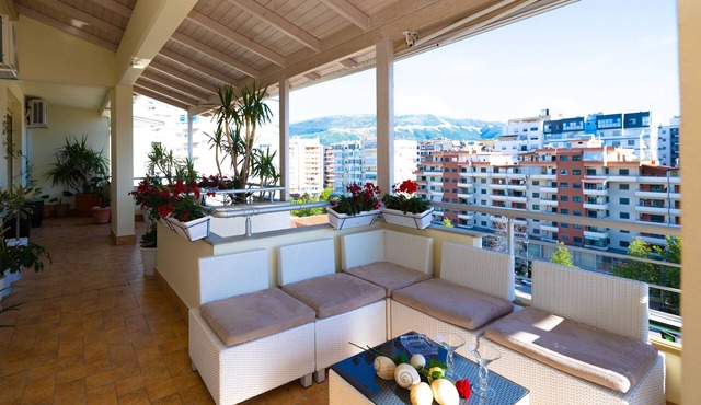 Stylish romantic penthouse w/hot tub-5 min walk from beach family-friendly in Vlorë
