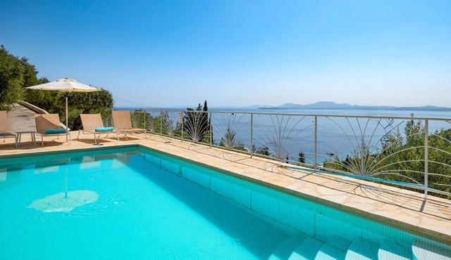 Superb villa with private pool and amazing views, A/C in Kendroma