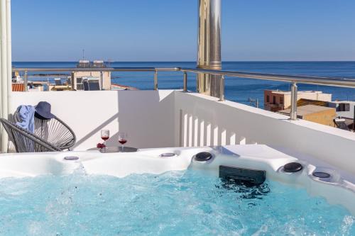 -Superior Maisonette Jacuzzi & Private Parking - Koum Kapi Mare Seaside in Chania