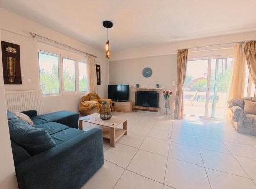 The Bright Villa in Artemida