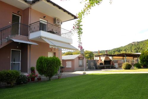 The Other Side of Meteora with lush garden, BBQ & pavillion in Kalabaka