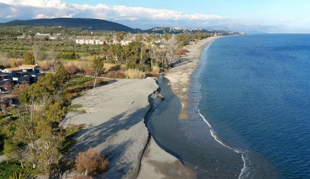 This traditional Villa is situated near the marvelous golden sands of Mavrovouni in East Mani