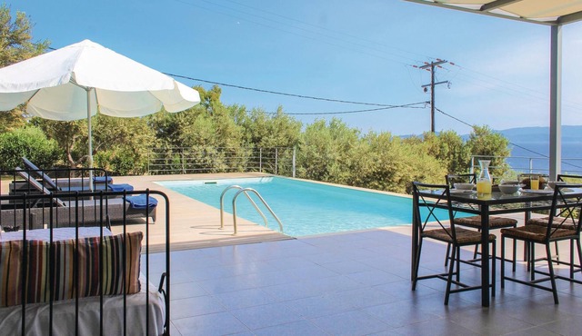 This vacation villa is located only 15 minutes from the port of Aegina and only 700 meters from the in Perdika