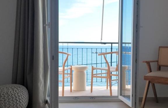 To Nisi in Loutraki