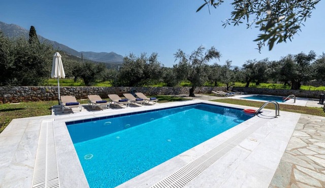 Torri di Pietra Uno Mani Stoupa in Stoupa