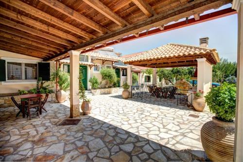 Trident Studios and Apartments in Kavos