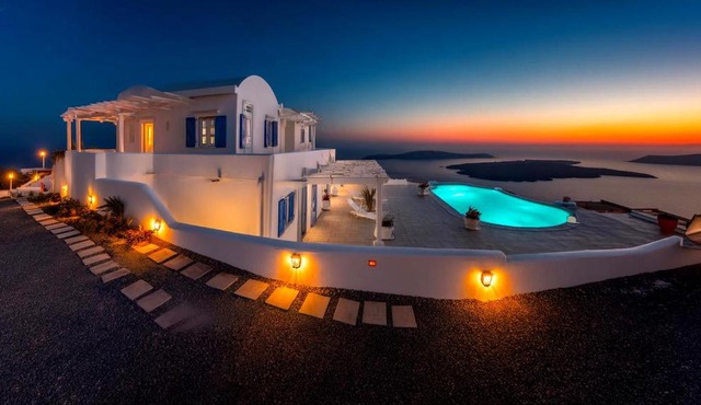 UT & Fabella house in Santorini
