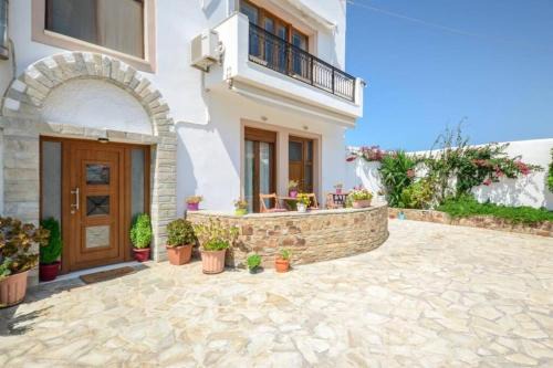 Vaso studios in town with parking in Naxos Chora
