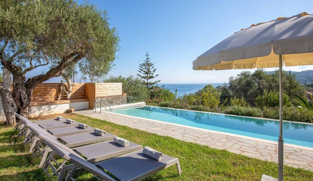 Villa Alkyoni Mare - Three Bedroom Villa, Sleeps 6 in Chlomos