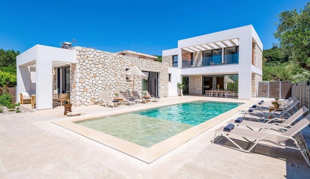 Villa Alni by Villa Plus in Koridallos