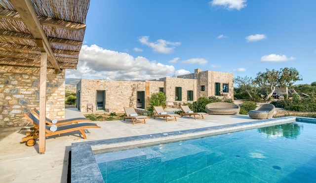 Villa Bella with 4 br and private pool close to Aliki village and to the beach
