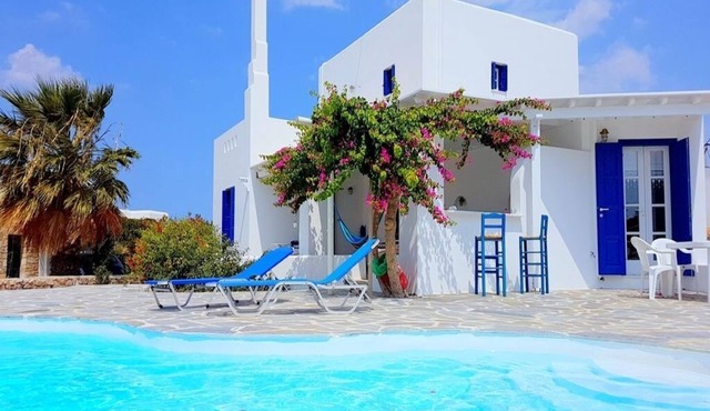 Villa Bougainvillia -Traditional 4 bedroom house with pool, close to the beach