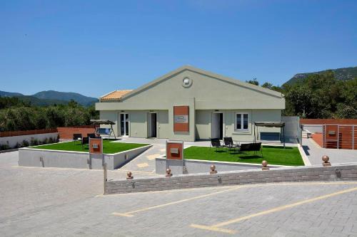 Villa Bratou Ignis Sleeps 6 with Parking in Episkopianá
