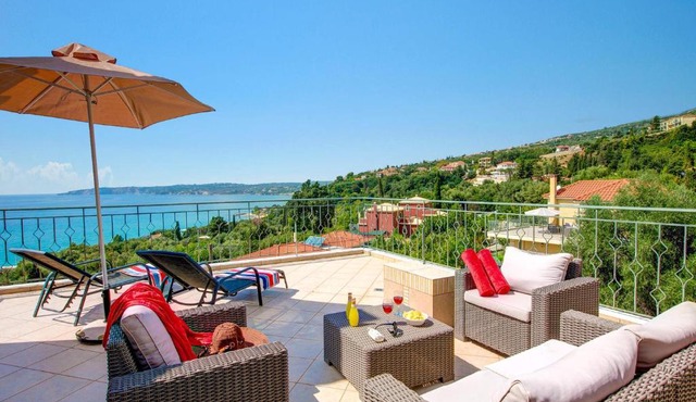 Villa Chrissos by Villa Plus in Lourdata