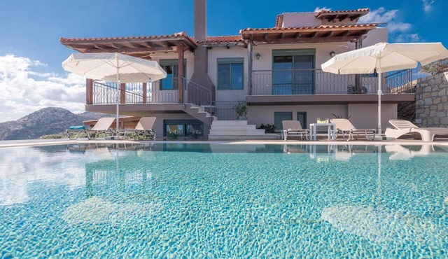 Villa Eolos with private pool in Malevizi