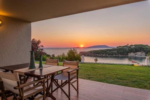 Villa Idyle - Beachfront Residence in Tragána