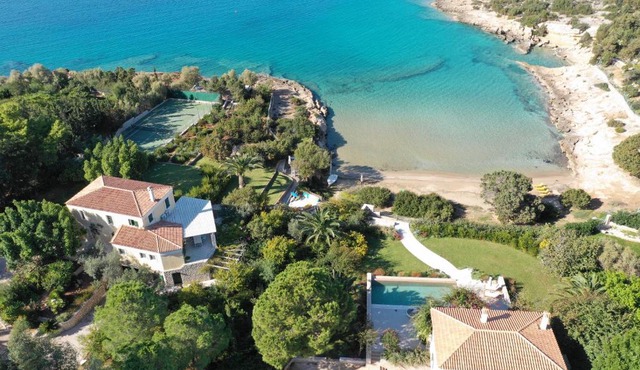Villa Iris - Luxury traditional beachfront villa with swimming pool in Koilás