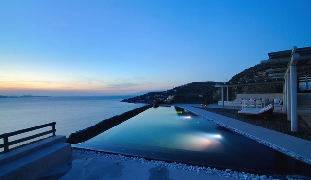 Villa Ivy with beautiful view from the infinity pool over the sea