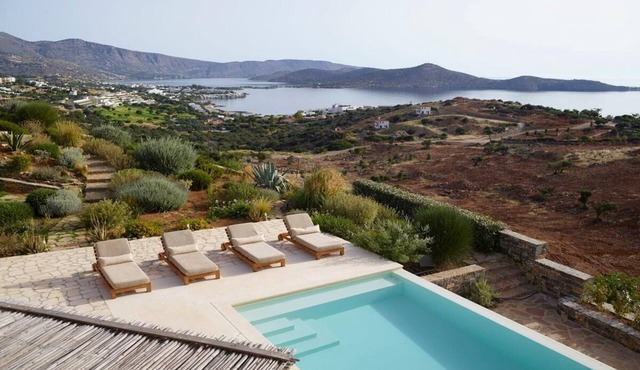 Villa King with a heated pool in Elounda