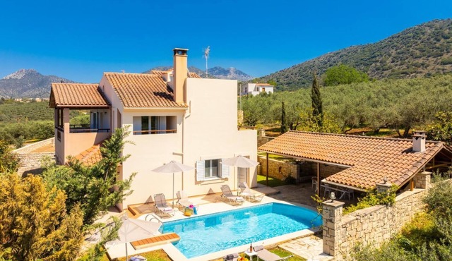 Villa Korini - Four Bedroom Villa, Sleeps 8 in Achlades